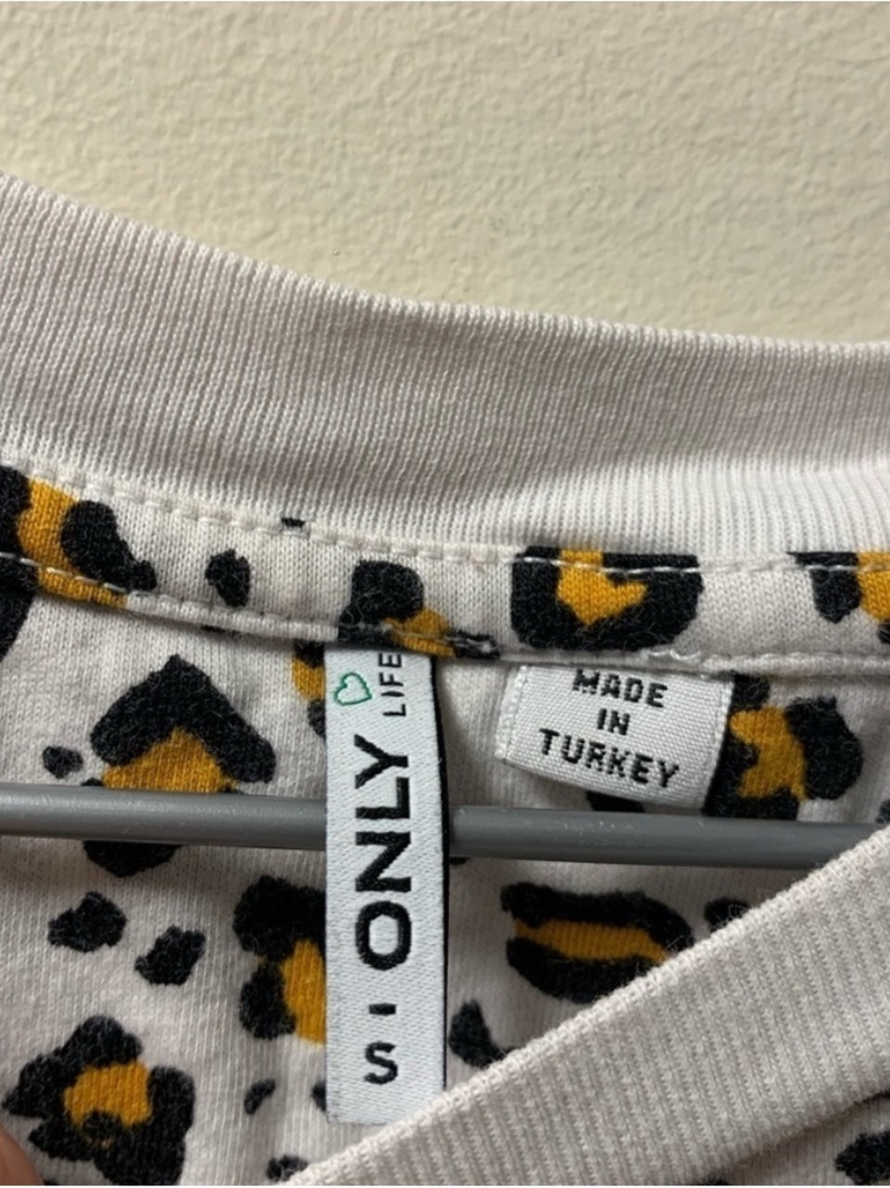 Simons Leopard Print Short Sleeve Tee - White/Gold/Brown small - Picture 4 of 5